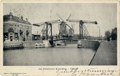 600364 Gezicht op de J.P. Coenbrug over de Leidsche Rijn te Utrecht, met op de achtergrond de houtzaagmolen De Bijgeval ...